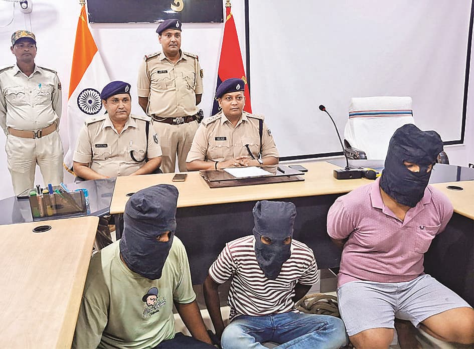 Hajipur News : चेन स्नेचिंग गिरोह में शामिल स्वर्ण  व्यवसायी समेत तीन बदमाश गिरफ्तार