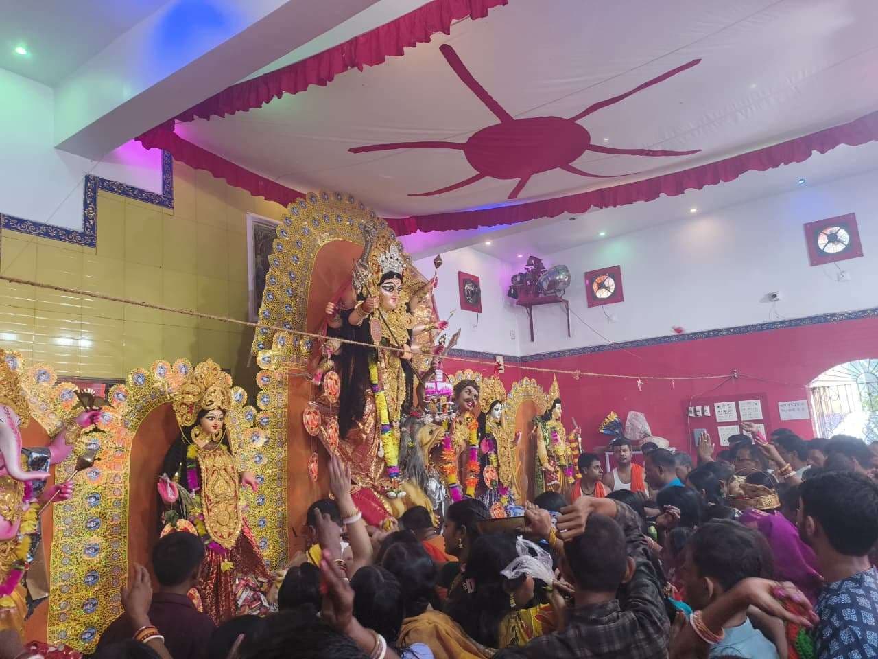 महाअष्टमी पर दुर्गा मंदिरों में उमड़ा आस्था का सैलाब