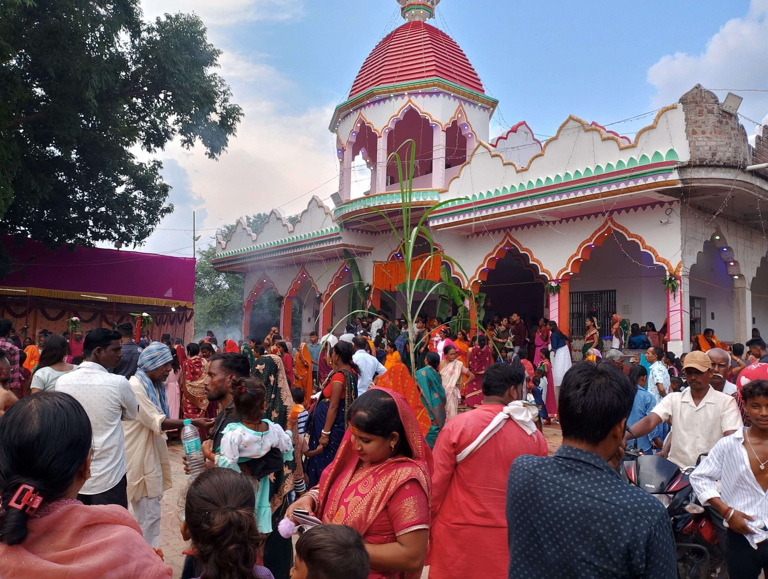 सारवां :  महाअष्टमी पर नदी से दंड पहुंचे मंदिर, निभायी धार्मिक परंपरा, डाली चढ़ाकर की मंगलकामना