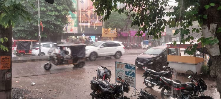 झमाझम बारिश से शहर में जलजमाव, पूजा-पंडालों में भरा पानी