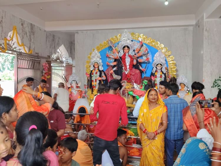 शारदीय नवरात्र : अष्टमी पर देवी मंदिरों में उमड़ी भीड़