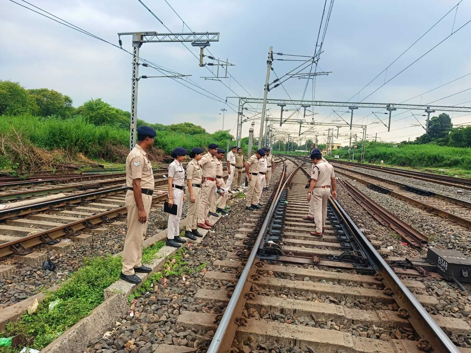 Deoghar news : दुर्गा पूजा को लेकर आरपीएफ ने चलाया विशेष जांच अभियान