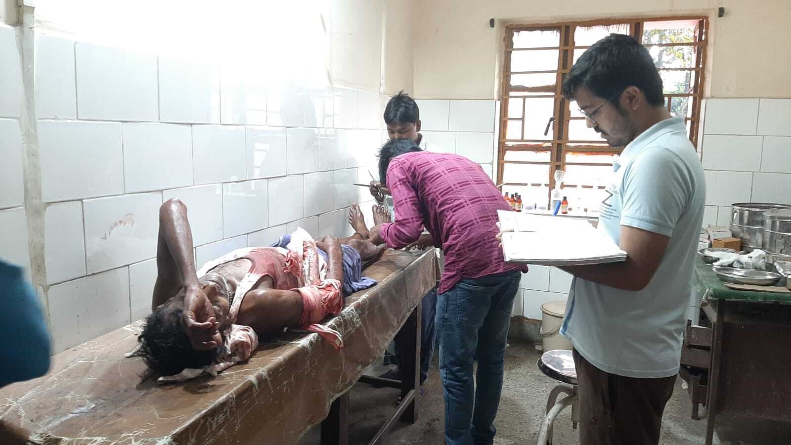 बदमाश ने घर में घुस कर बुजुर्ग को मारा चाकू, घायल