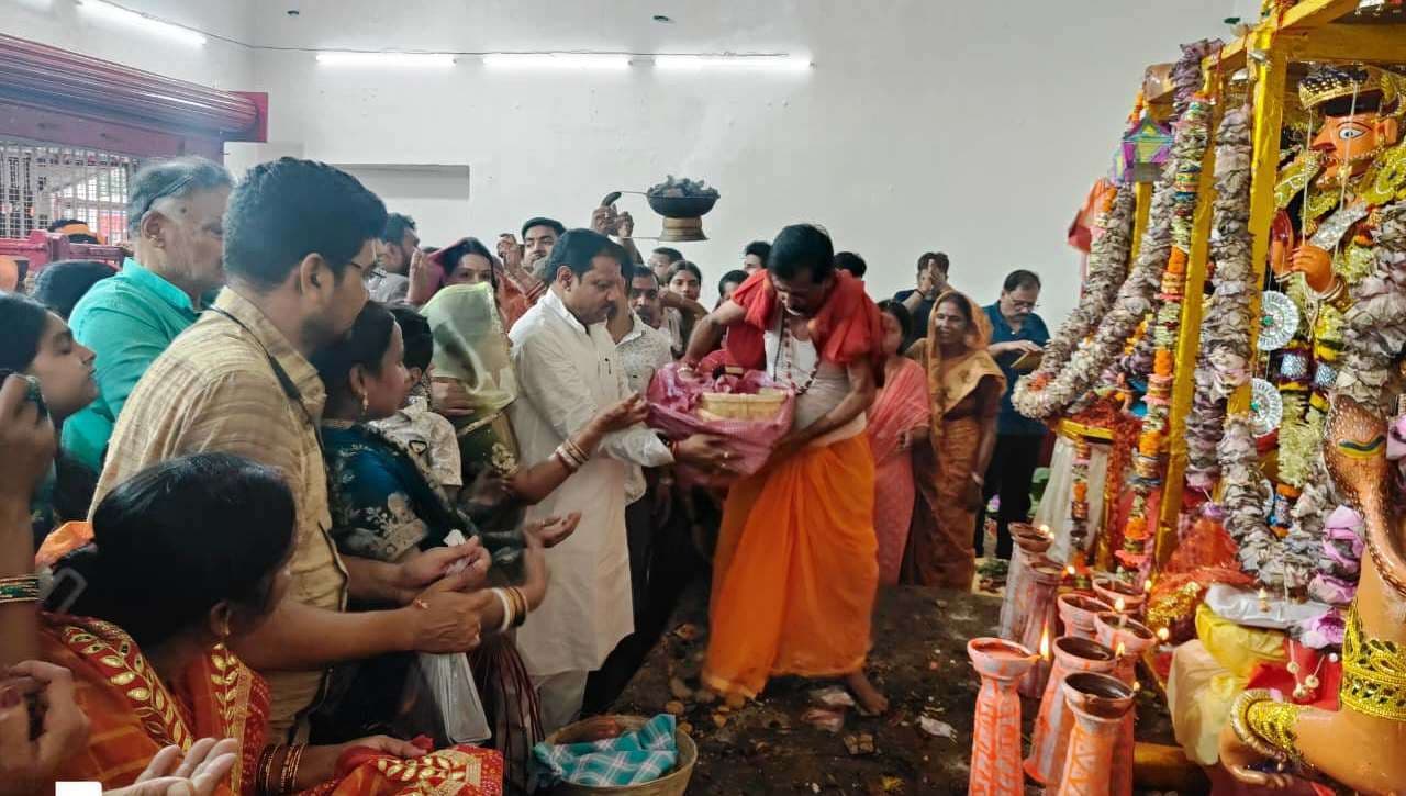 महाष्टमी पर श्रद्धा व भक्ति की गूंज, कन्या पूजन कर लिया आशीर्वाद