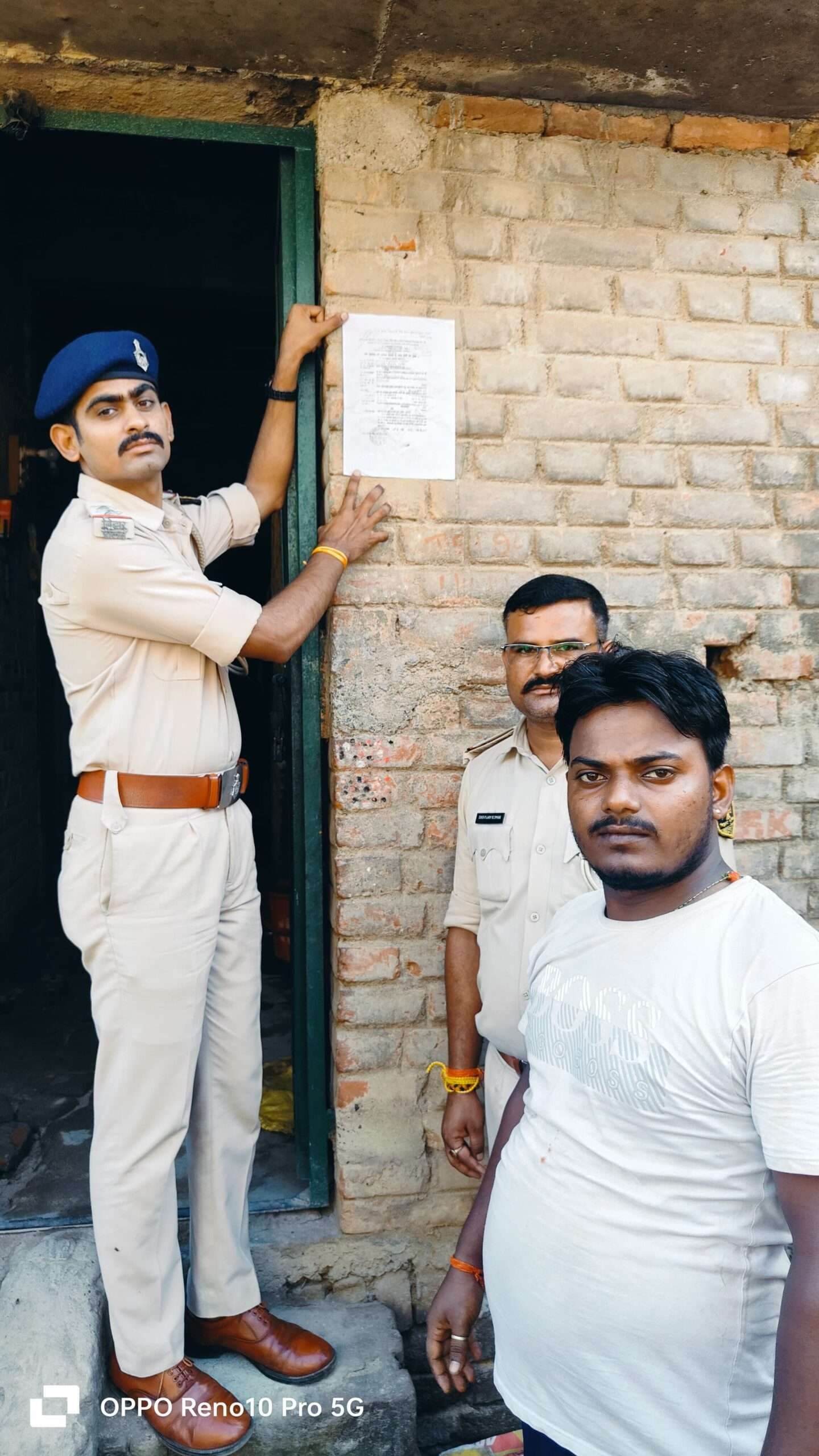 पुलिस ने फरार आरोपित के घर पर चिपकाया इश्तेहार