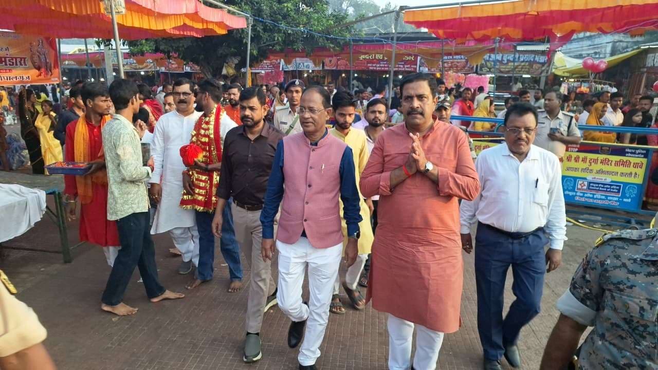 सांसद और एमएलसी ने थावे मंदिर में हवन की तैयारियों का लिया जायजा