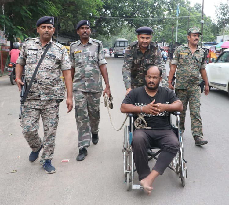 Dhanbad News: दामोदरपुर से प्रिंस खान का शूटर गिरफ्तार, पुलिस ने करायी परेड