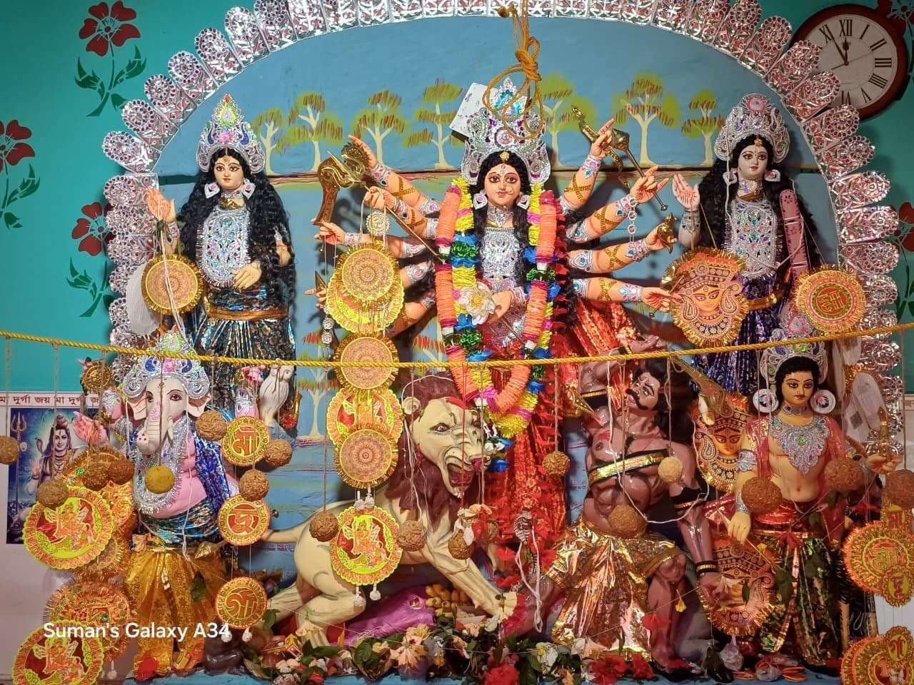 श्रद्धालुओं ने दुर्गा मंदिरों में भक्तिभाव से की महागौरी की पूजा