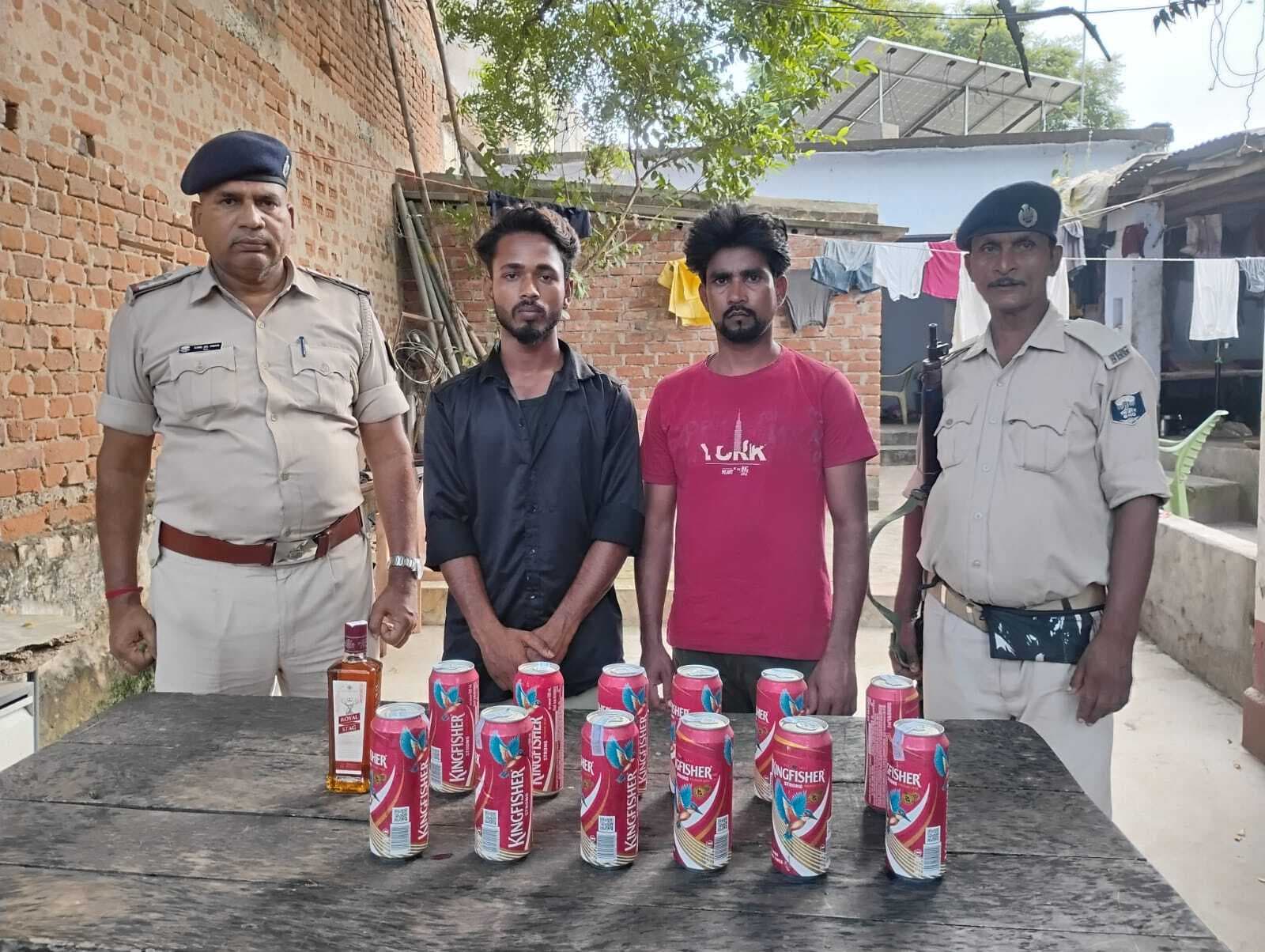 पंजवारा में वाहन जांच के दौरान शराब के साथ दो तस्कर गिरफ्तार