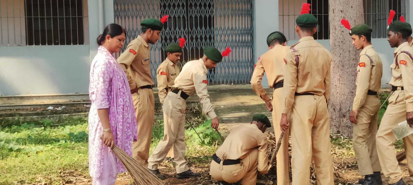 Giridih News: एनसीसी कैडेट्स ने चलाया स्वच्छता अभियान