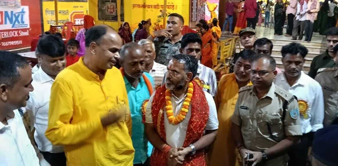 Giridih News: बगोदर बाजार स्थित पूजा पंडालों का डीसी-एसपी ने लिया जायजा