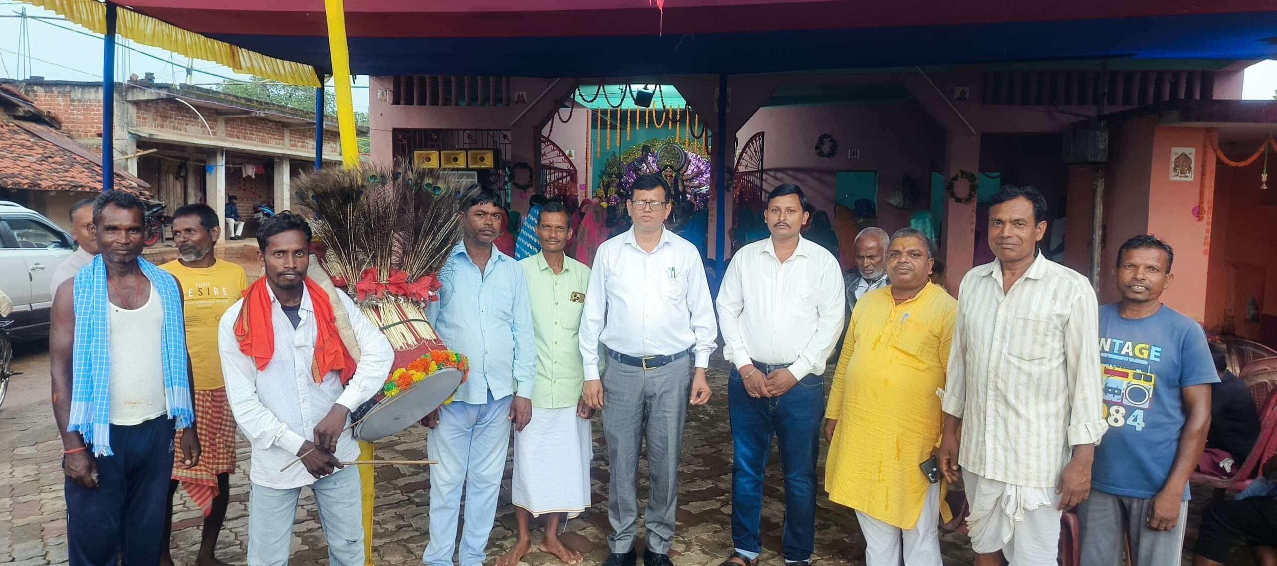 Giridih News: सीओ ने किया पूजा पंडाल का निरीक्षण