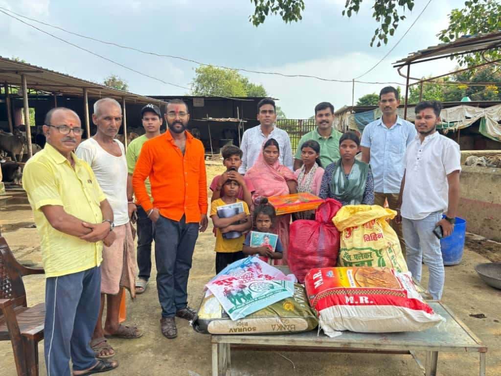 क्यूआरटी टीम ने जरूरतमंद परिवार को दी मदद, नये वस्त्र व राशन देकर मनाया दुर्गापूजा