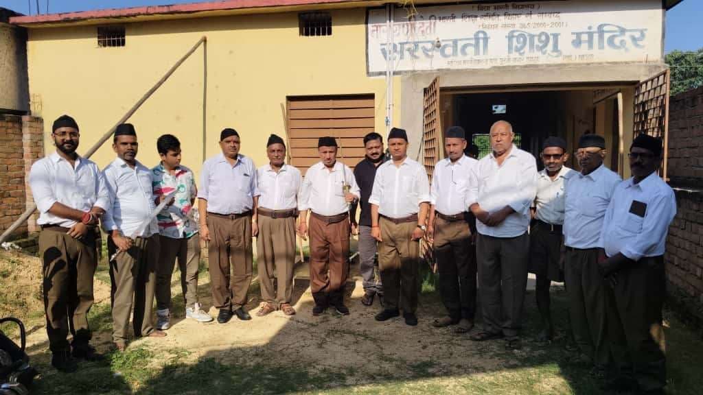 राष्ट्रीय स्वयं सेवक संघ सदस्यों ने शस्त्रों का पूजन कर मनाया विजयोत्सव