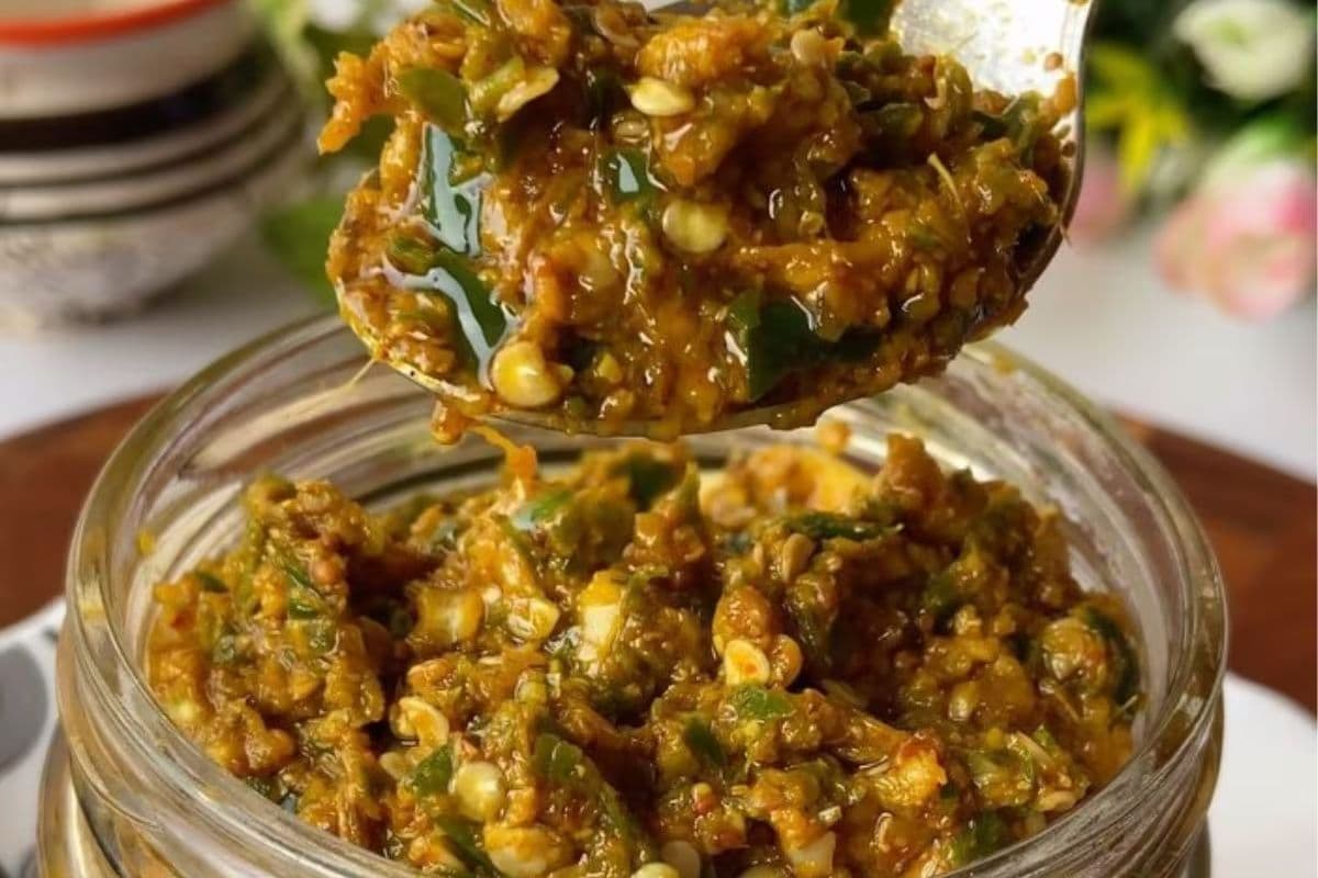 Instant Garlic And Chilli Pickle: मिनटों में बनाएं चटपटा अदरक-लहसुन-हरी मिर्च का अचार, स्वाद से भर देगा हर एक निवाला