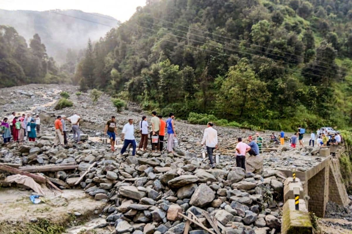 Himachal Cloudburst: हिमाचल में मानसून का तांडव, बादल फटने, बाढ़ और भूस्खलन से 4000 करोड़ का नुकसान, 366 की मौत