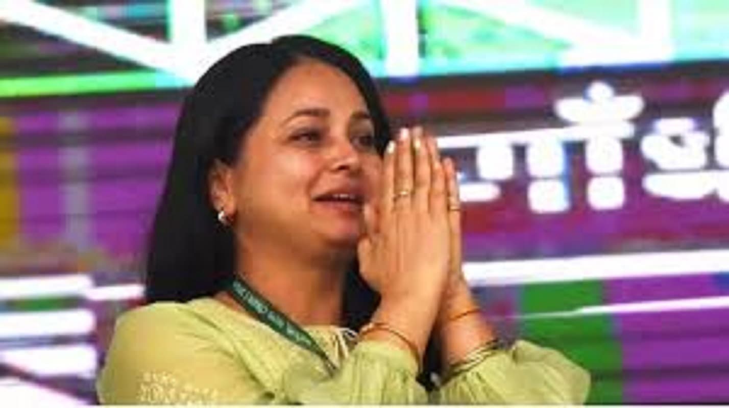 Rohini Acharya : रोहिणी ने किसकी साजिश पर बोला हमला? लालू को किडनी देने पर छिड़ी बहस, तो अलग होने की दी चेतावनी