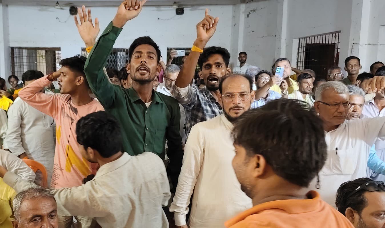 Election Express: इमामगंज में चौपाल पर आपस में उलझ गये नेता, नाराज जनता ने ऐसे कर दी बोलती बंद
