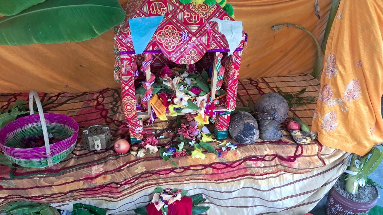 Karma Puja: करमा धरमा पर्व पर जलहेर देखने मधुबनी पहुंचे लोग, मिथिला का राज परिवार निभा रहा सदियों पुरानी परंपरा