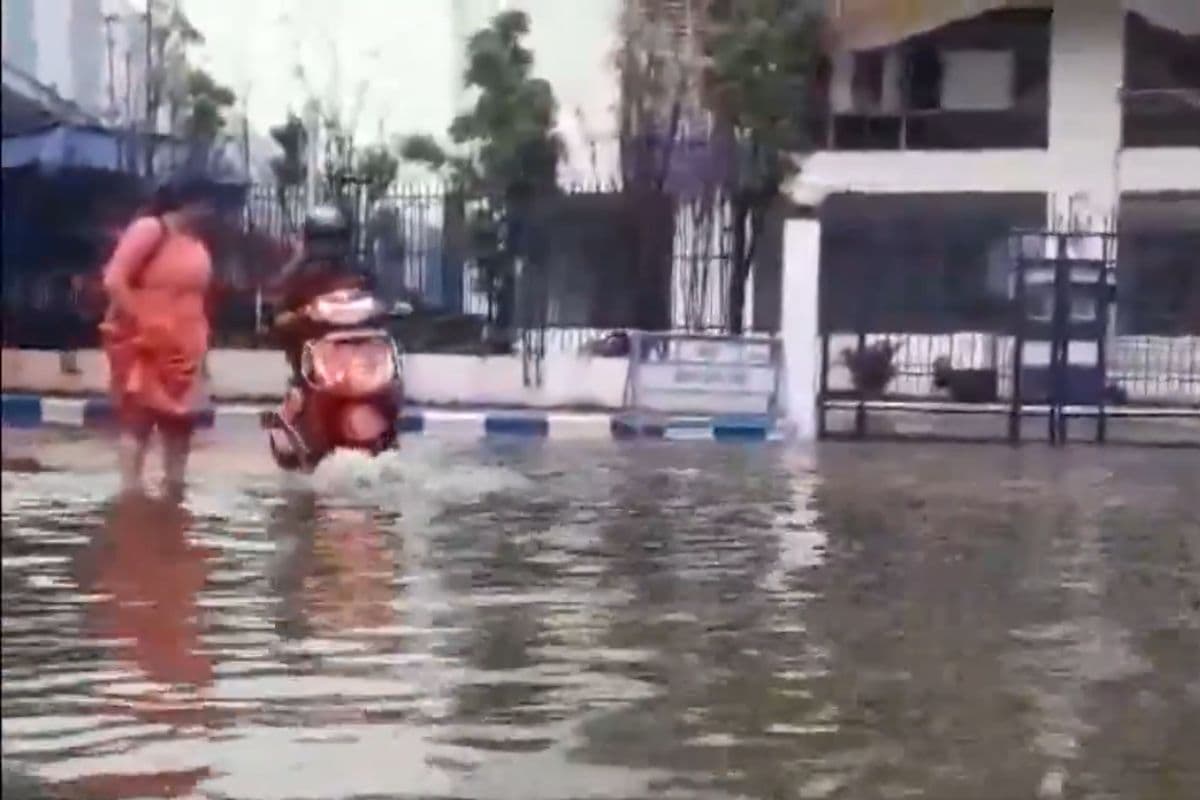 Kolkata Heavy Rain: कोलकाता में भारी बारिश, थम गई मेट्रो की रफ्तार, रेलवे ट्रैक और दुकानें जलमग्न