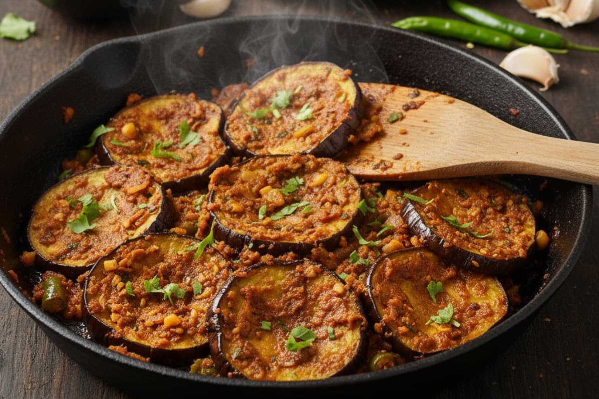 Lehsuni Tawa Baingan Recipe: प्लेट में बैंगन देख अब दूर नहीं भागेंगे बच्चे, मिनटों में तैयार करें मसालेदार और चटपटा लहसुनी तवा बैंगन