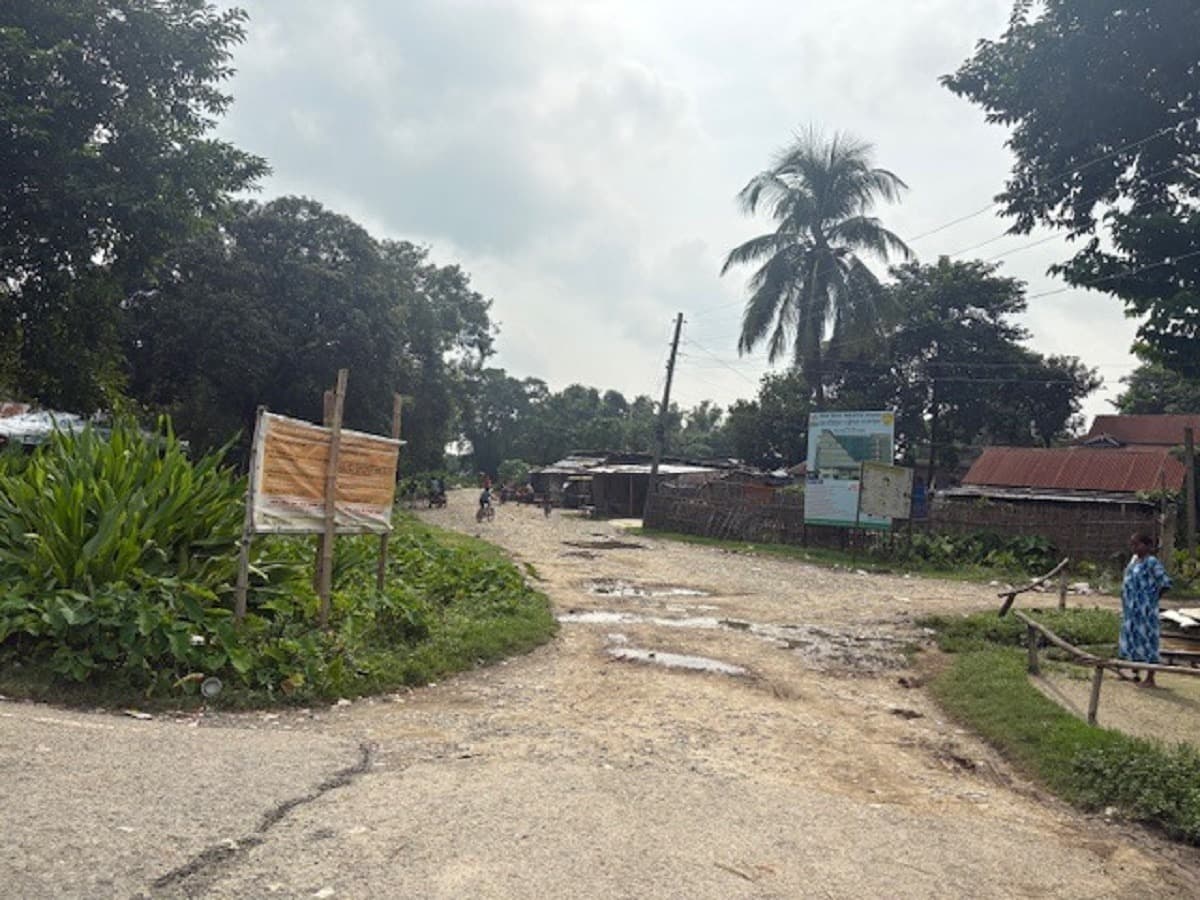 Nepal Protest: नेपाल का मायागंज चौकी खाली, कस्टम कार्यालय बंद, गांवों में डरे सहमे हैं लोग