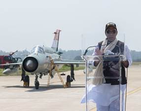 Defense: आखिरकार 6 दशक की सेवा के बाद वायु सेना से रिटायर हुआ मिग-21