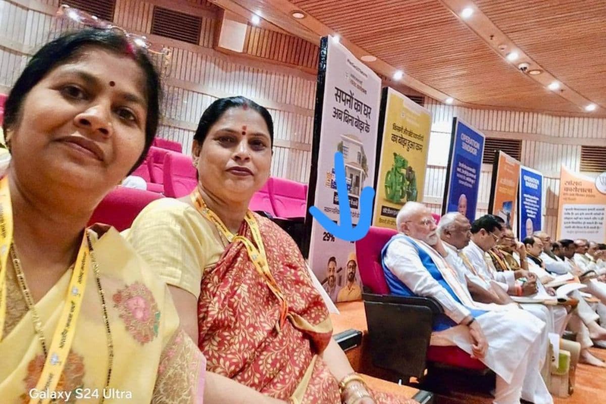 PM Modi Simplicity: पीएम मोदी ने बीजेपी बैठक में दिखाई सादगी, आखिरी कतार में नजर आए