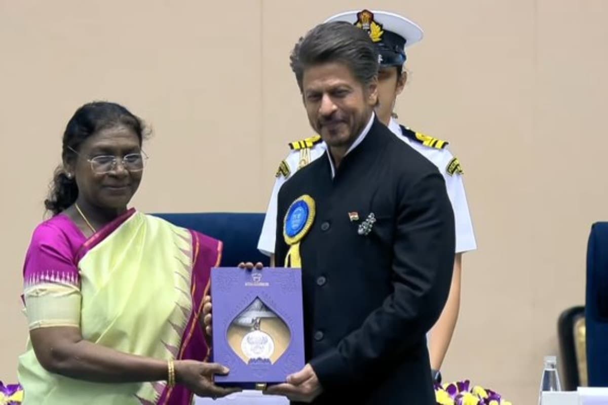 Shah Rukh Khan first photo receiveing national Award