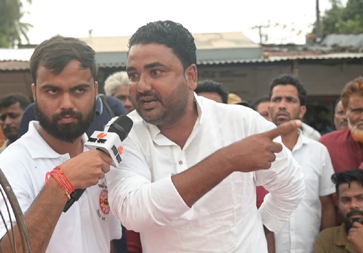 Election Express: ठाकुरगंज की चौपाल पर उलझे लालू और ओवैसी के समर्थक, जनता के तीखे सवालों से रूबरू हुए विधायक