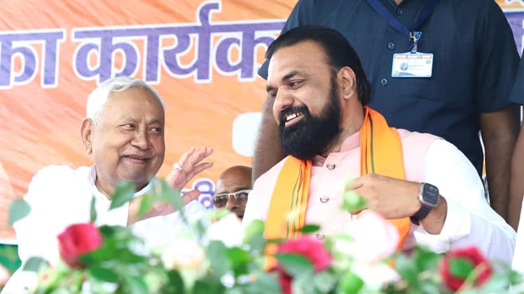 CM Nitish Gift: बैंक अकाउंट चेक करने में जुटी बिहार की महिलाएं, नीतीश कुमार ने 25 लाख खातों में भेजे 10-10 हजार