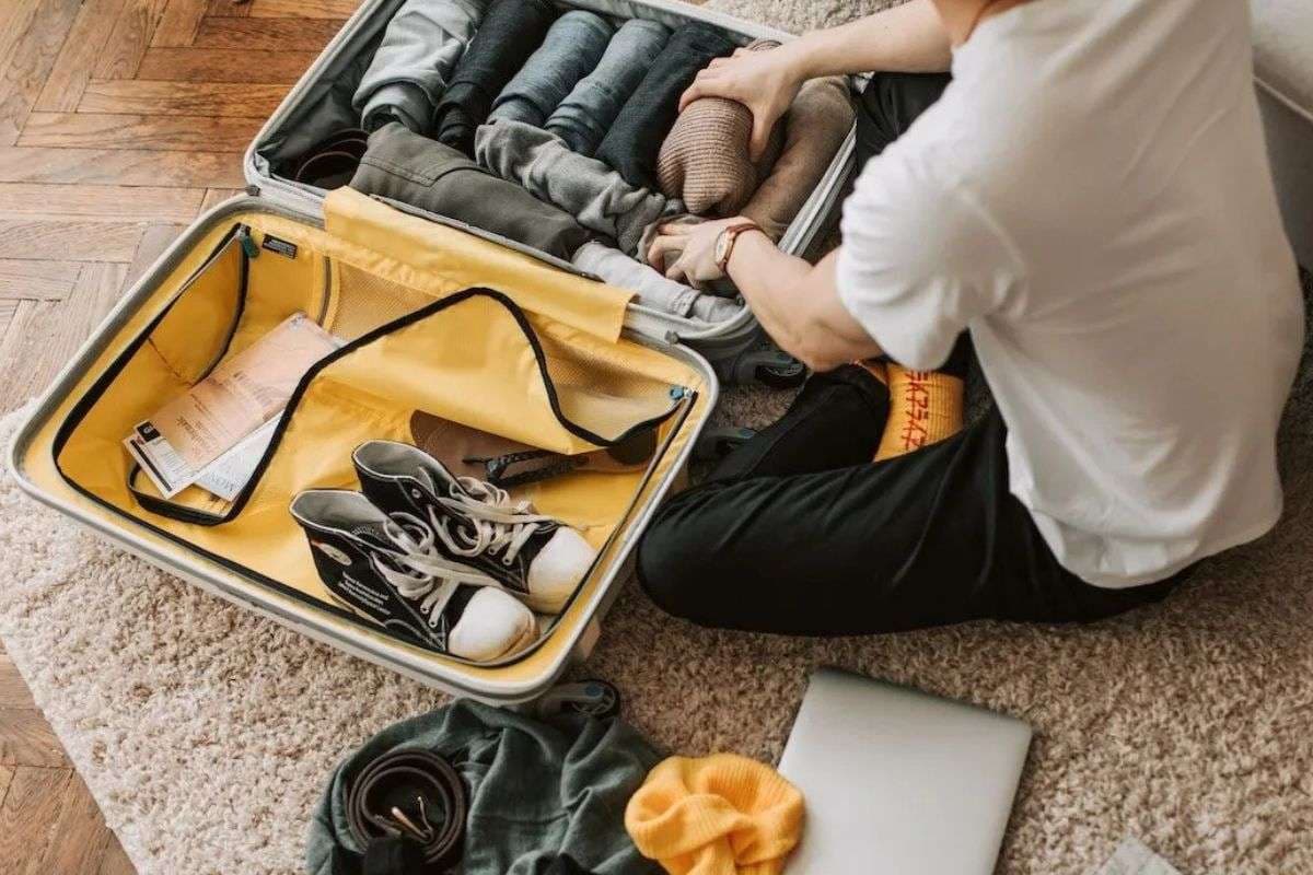 छुट्टियों पर घूमने जा रहे हैं? तो अभी ही बैग में रख लें ये 5 टेक गैजेट्स, बिना टेंशन के कटेगा सफर