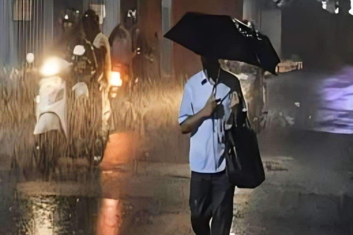 Aaj Bihar ka Mausam: बिहार में मॉनसून का तांडव, 10 जिलों में रेड अलर्ट, अब तक 10 की मौत — सड़कों से थानों तक पानी ही पानी