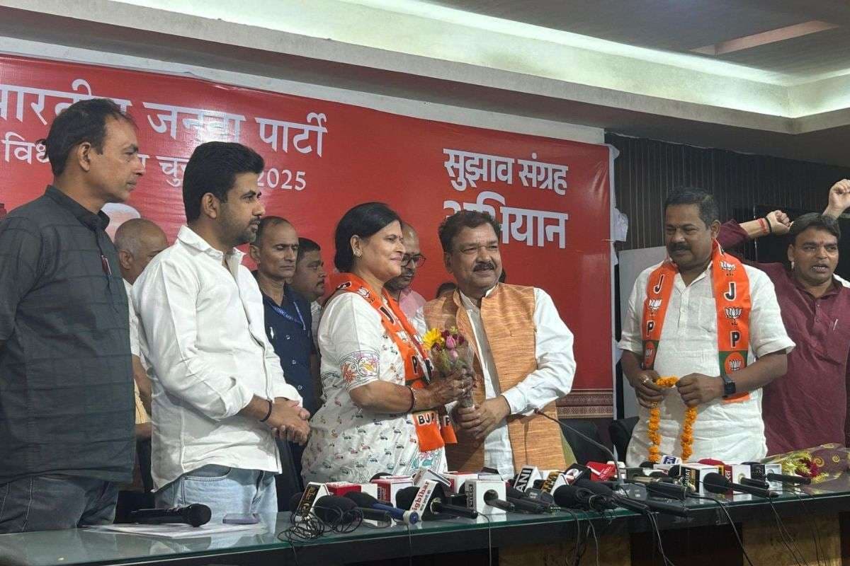 कांग्रेस का हाथ झटक अजय निषाद ने की 'घर वापसी', पत्नी को भी BJP में कराया शामिल