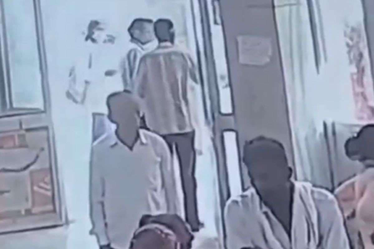 Ajmer Doctor Slaps Patient: अजमेर में वृद्ध मरीज को 10 मिनट तक थप्पड़ मारा, डॉक्टर की हरकत कैमरे में कैद, देखें वीडियो
