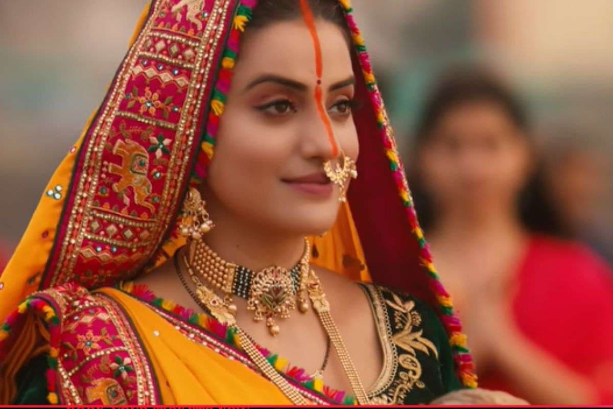 Akshara Singh Chhath Geet: फिल्म छोड़ अक्षरा सिंह ने चुनी आस्था की राह, ‘छठी मैया’ गीत से जीत लिया फैंस का दिल, नजर आईं पारंपरिक लुक में