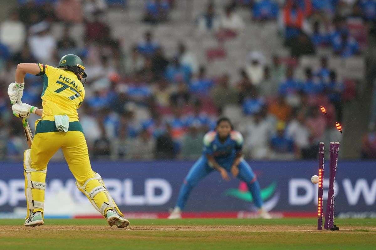क्रांति गौड़ ने ऑस्ट्रेलिया को दिया पहला झटका, लेकिन लचर फील्डिंग के कारण कंगारुओं ने 10 ओवर में बनाए 72 रन