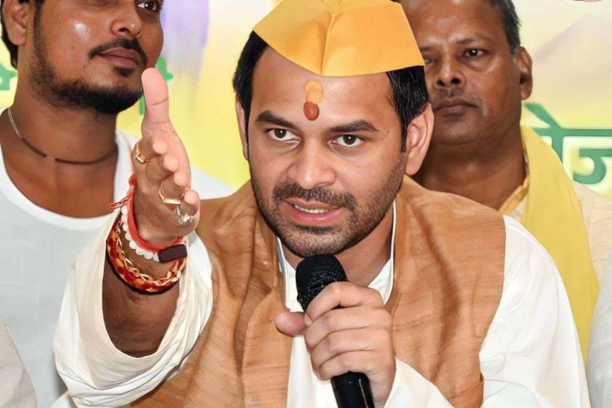 Bihar Election 2025: दादी की तस्वीर लेकर नामांकन करने निकले तेजप्रताप, बोले ‘मुझे सिर्फ जनता से मतलब’
