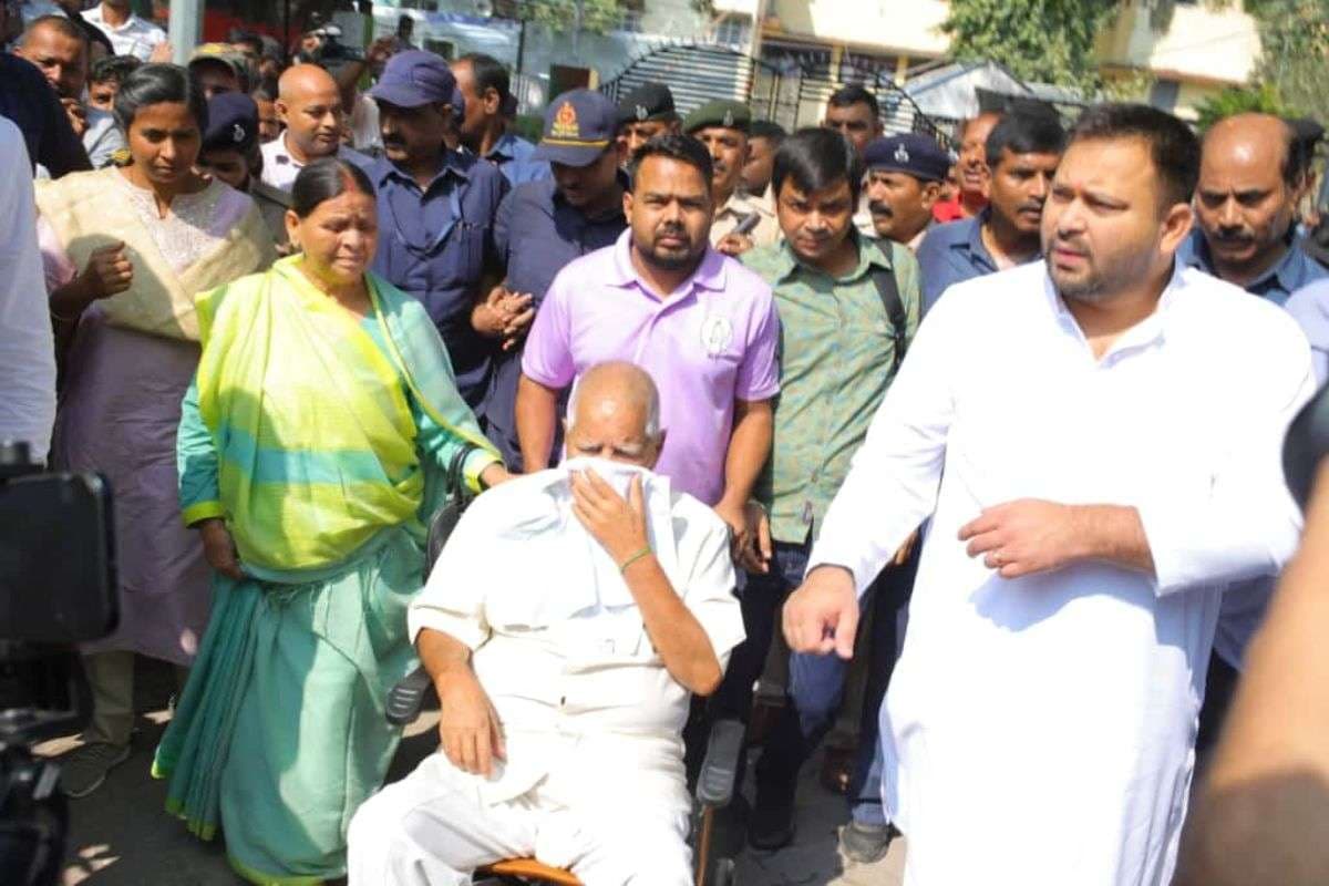 Bihar Election 2025: राघोपुर में तेजस्वी ने किया नामांकन, लालू-राबड़ी और मीसा भारती भी रहीं मौजूद