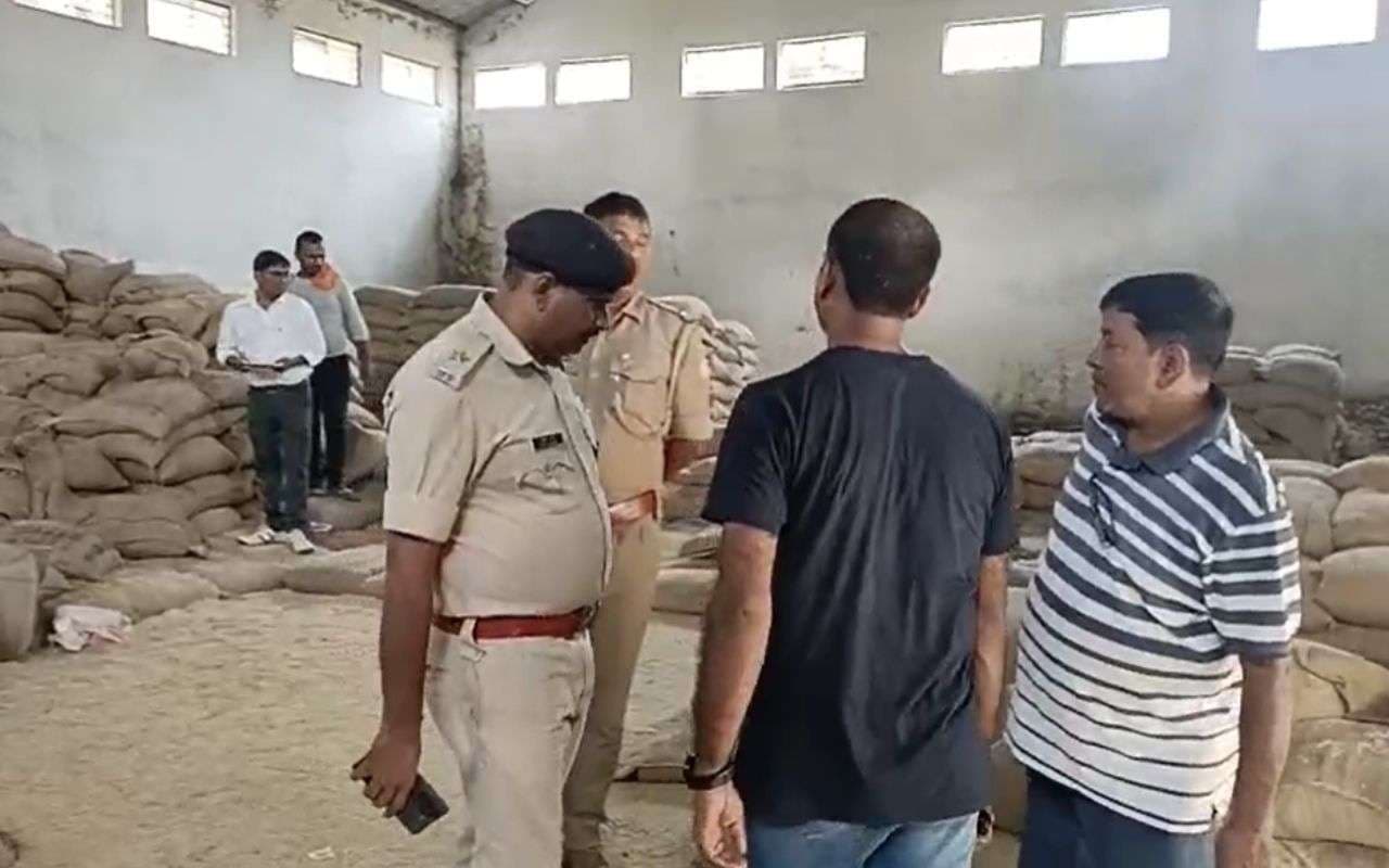 Video: गोदाम से गायब हो गया 16 लाख का अनाज, पुलिस खोज रही ट्रक के टायर के निशान