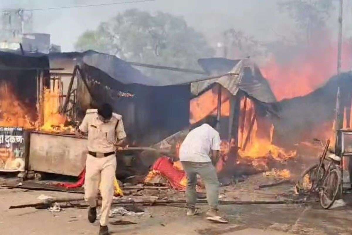 Bihar News Three gas cylinders exploded burned four shops losses worth lakhs Bihar News Three gas cylinders exploded burned four shops losses worth lakhs