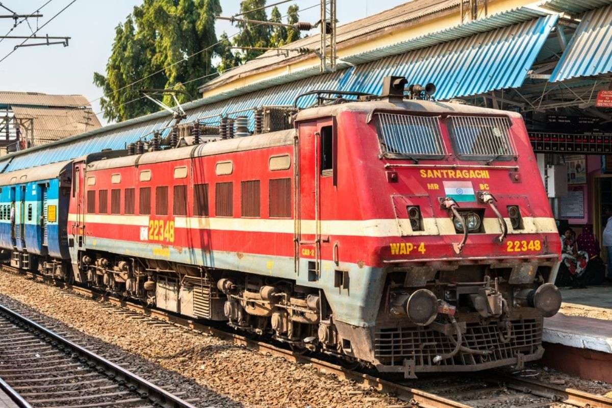 Bihar Train News: दीवाली-छठ पर बिहार आने के लिये कम पड़ रही स्पेशल ट्रेनें! इन जिलों के लिए बढ़ रही वेटिंग