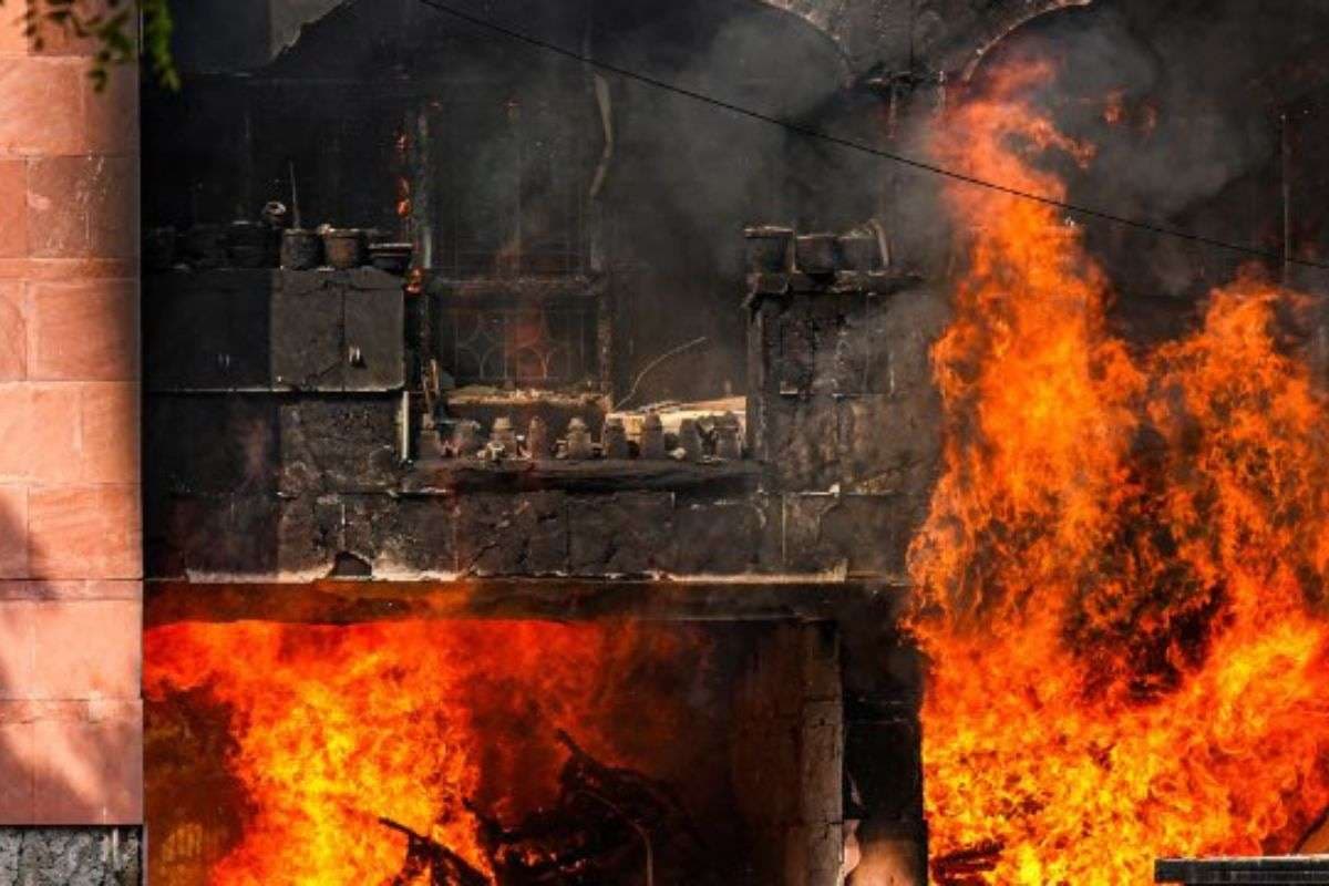 ब्रह्मपुत्र बिल्डिंग की आग से गरमा रही दिल्ली की राजनीति, अरविंद केजरीवाल ने कहा-सब बर्बाद कर दिया