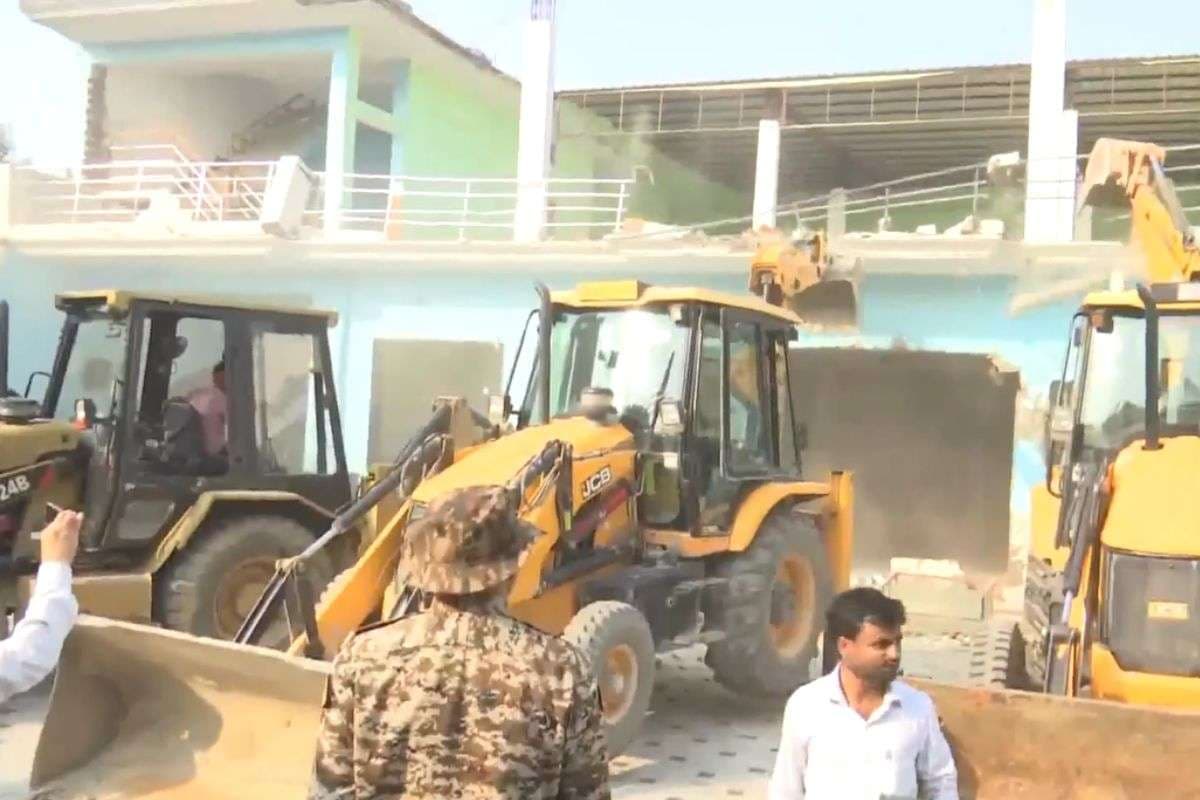 Bulldozer Action In Bareilly: बरेली में गरजा बुलडोजर, हिंसा के आरोपी डॉ नफीस का बैंक्वेट हॉल ध्वस्त