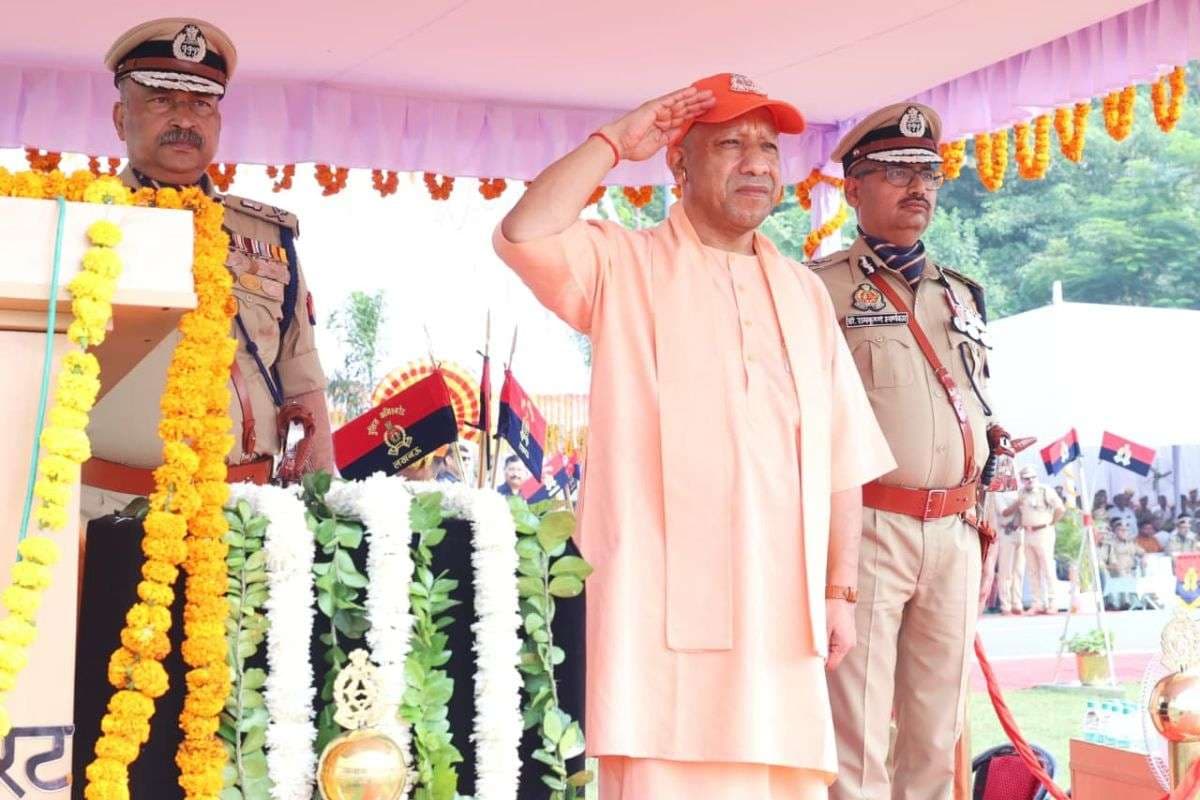 योगी आदित्यनाथ ने शहीद पुलिसकर्मियों को दी श्रद्धांजलि, कहा- शहीदों का बलिदान प्रदेश और देश की अमूल्य पूंजी