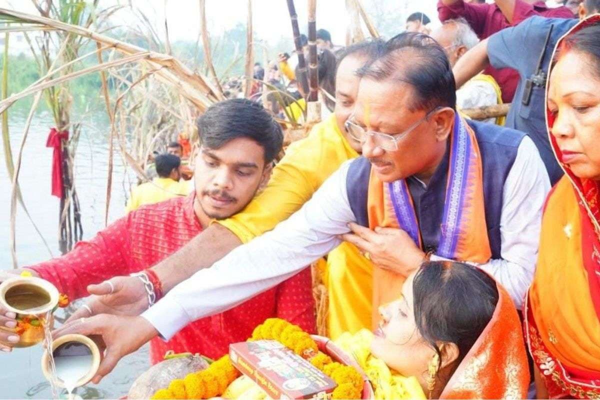 Chhath Puja 2025: छत्तीसगढ़ के सीएम ने कुनकुरी छठ घाट में दिया सूर्य को अर्घ्य, प्रदेश के सुख, समृद्धि और खुशहाली की कामना की