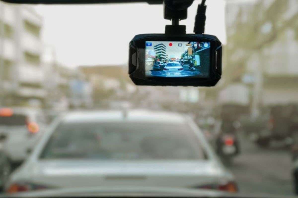 Dashcam: कारों में डैशकैम लगवाना क्यों है जरूरी? जानें क्या हैं इसके फायदे और खरीदने से पहले किन बातों का रखें ध्यान