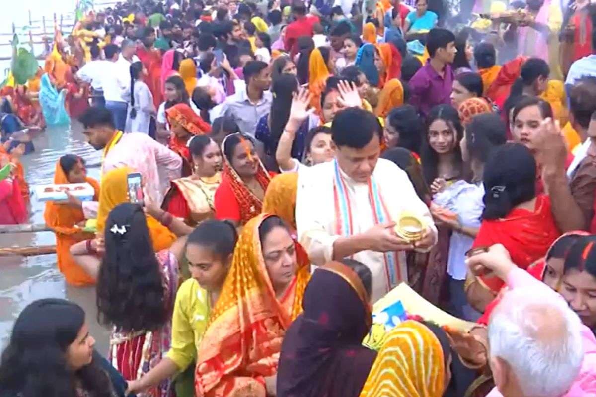 Chhath Puja 2025: उगते सूर्य को अर्घ्य अर्पित करने के साथ चार दिवसीय छठ पूजा का समापन, पीएम मोदी का खास संदेश, देखें वीडियो