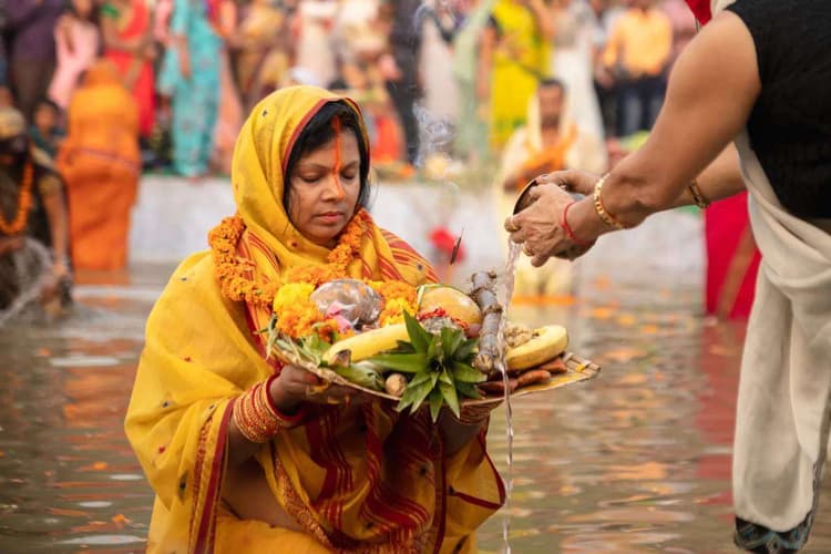 Chhath Puja 2025: शाम 5:34 तक डूबते सूर्य को अर्घ्य,महापर्व के रंग में डूबा पूरा बिहार