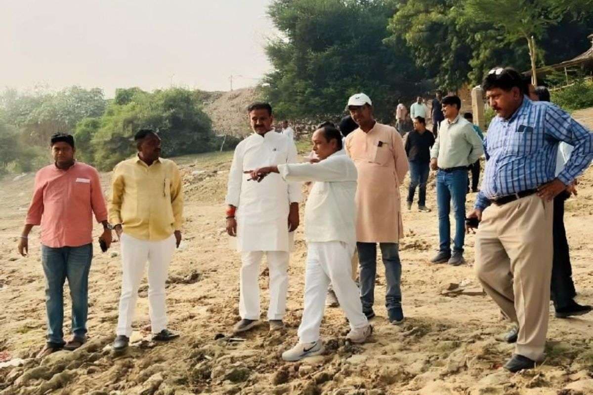 Chhath Puja: छठ पूजा की तैयारी में अड़चन, घटता गंगा जलस्तर और घाटों पर कीचड़ से जूझती सफाई